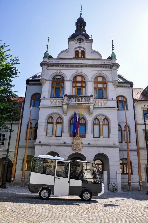 Avtobusni prevoz Rudi pred mestno hišo - Rotovž
