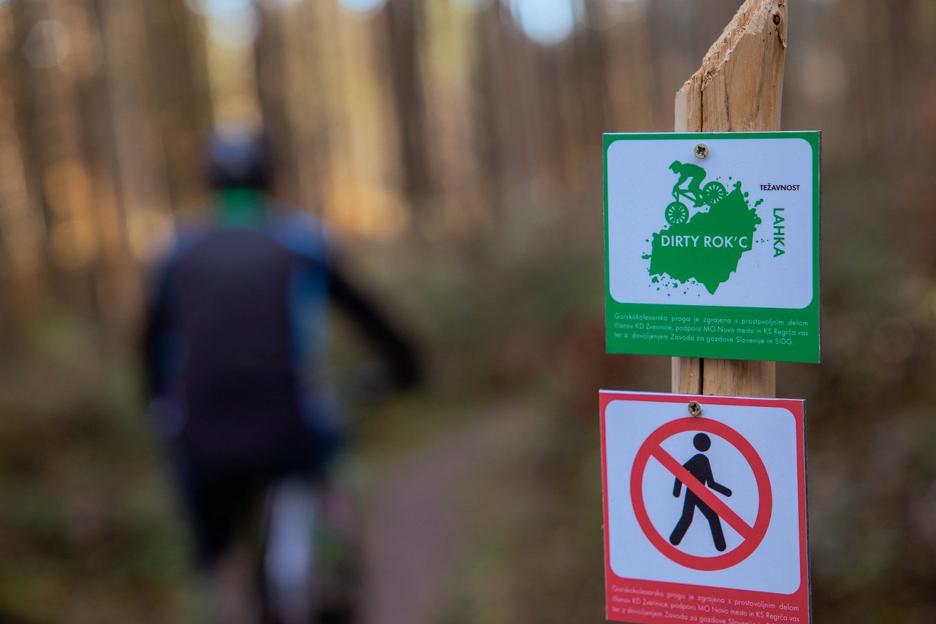 Oznaki za gorsko-kolesarko pot in prepovedano za pešce na območju ks Regrča vas