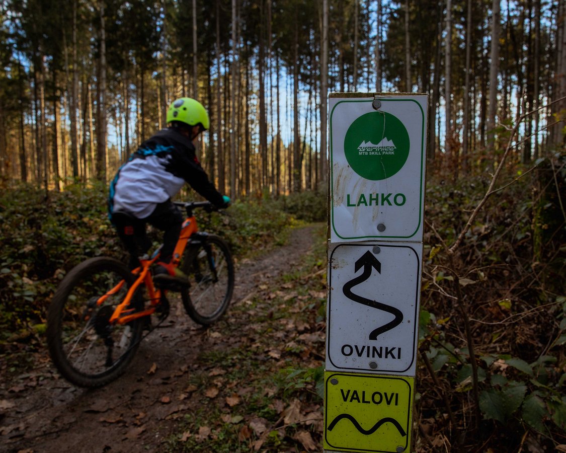 Znaki (lahko, ovinki, valovi), ki označujejo gorsko-kolesarsko pot.