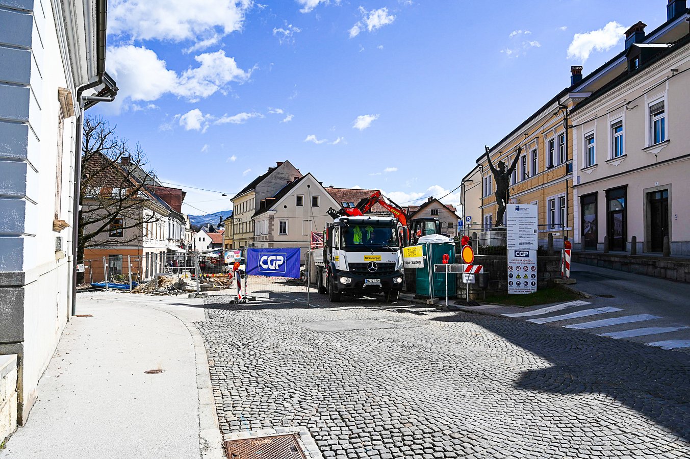  Dela v mestnem jedru se nadaljujejo na Kastelčevi, del prenovljene Rozmanove začasno spet prevozen