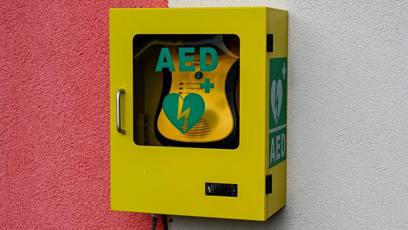  Oživljajmo: kmalu 36 javno dostopnih defibrilatorjev