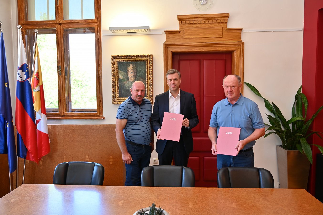 Podpisnika pogodbe župan MONM in Marjan Skube v družbi predsednika KS Stopiče Janeza Murna