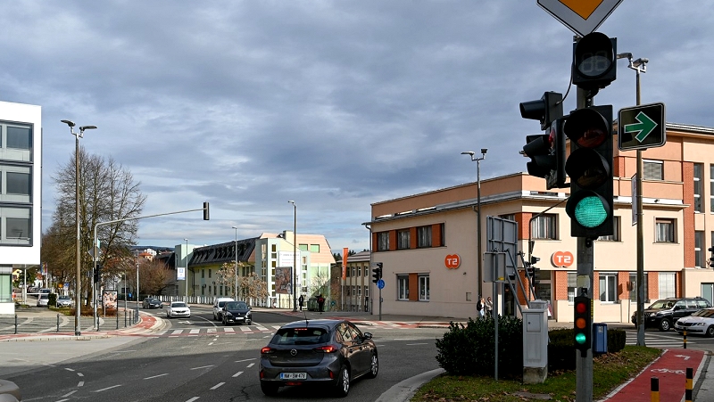 križišče s semaforjem in zeleno puščico Po osvežitev znanja o cestno prometnih predpisih na brezplačna predavanja