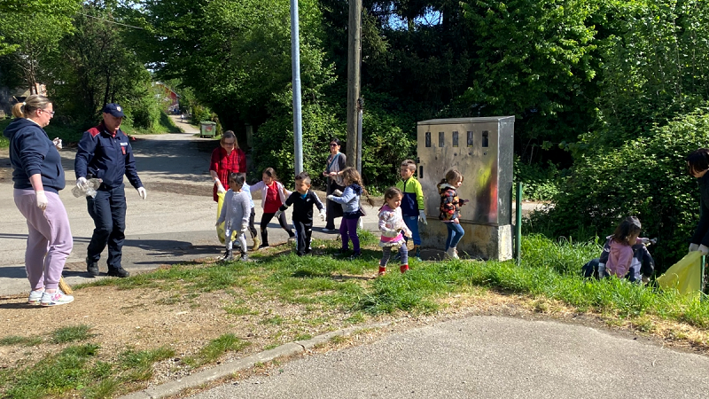 Otroci pri čistilni akciji Romski otroci očistili okolico vrtca Pikapolonica v Brezju