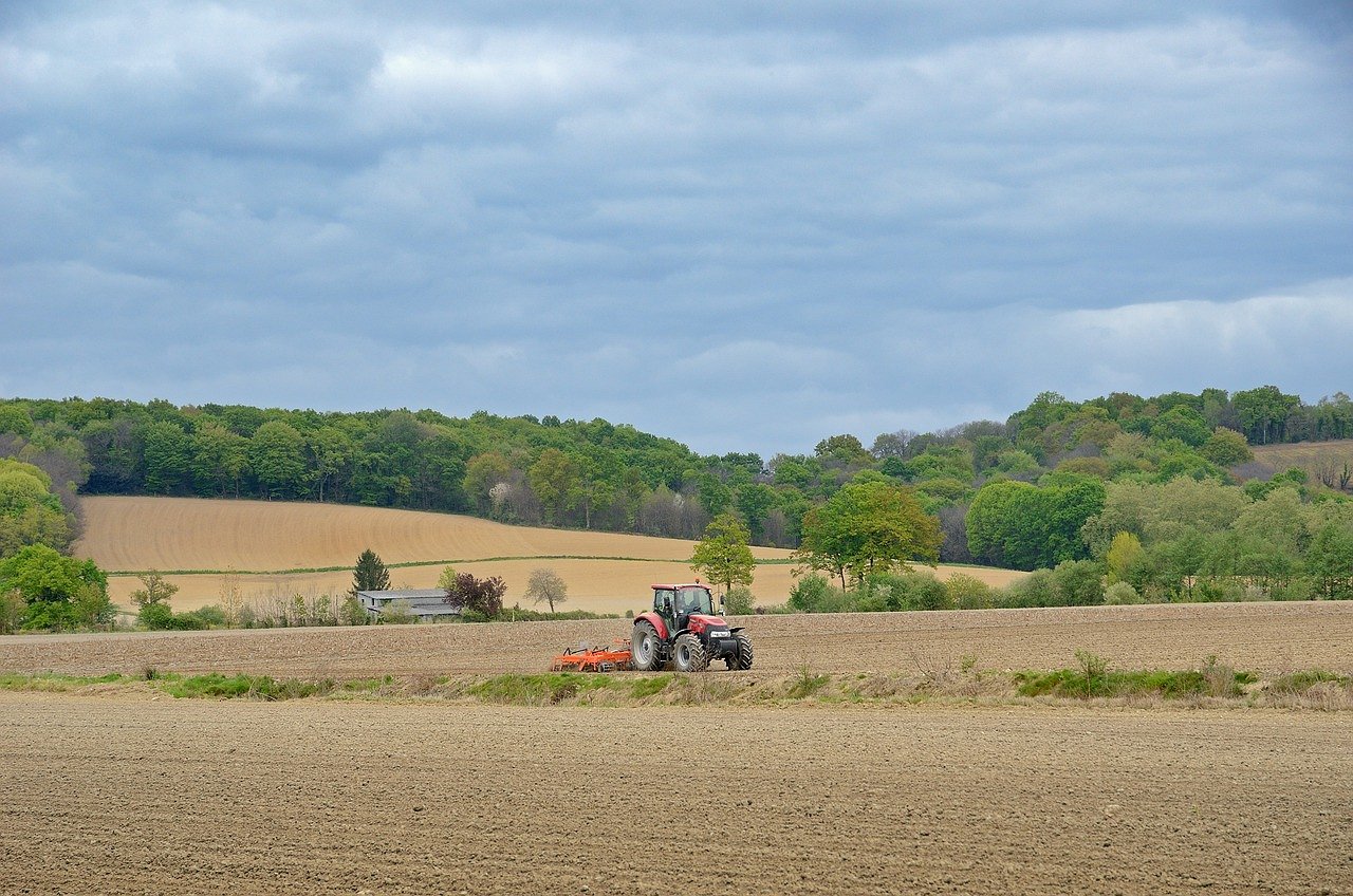 traktor na njivi