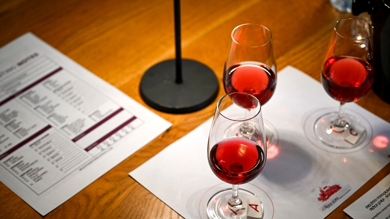 kozarci napolnjeni z vinom Janez Colnar je zmagovalec izbora za Županovo vino 2024