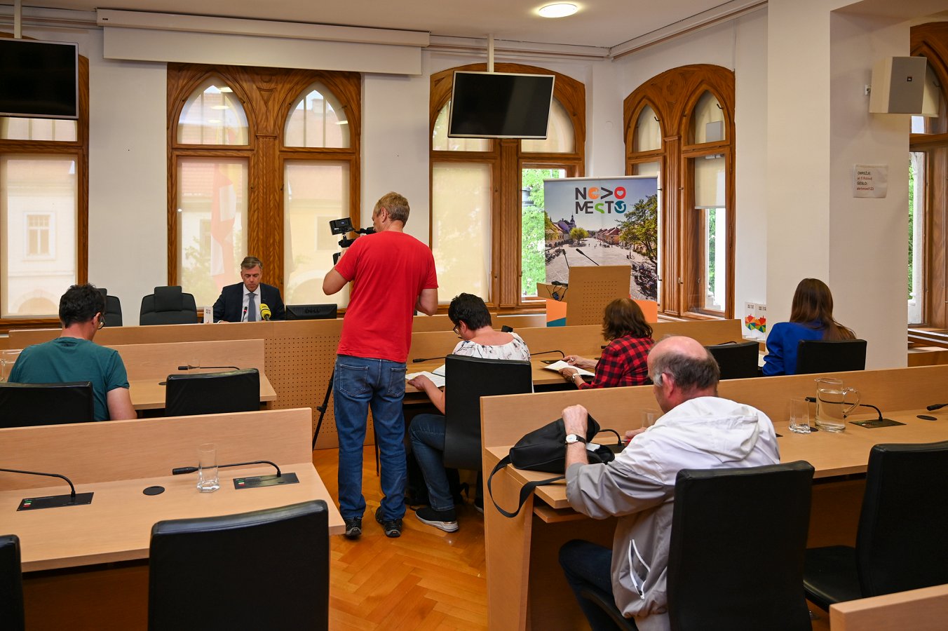 snemalec na novinarski konferenci Ob Krki Urbani park Loka, novi prostori za zdravstveni dom in gasilce
