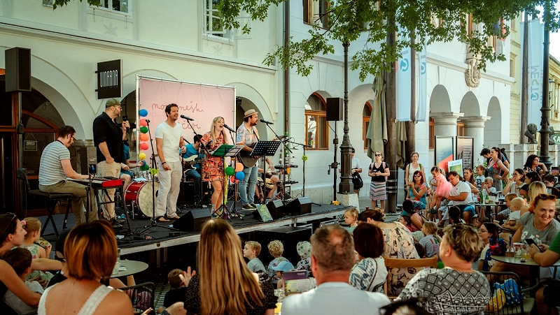 pevska skupina na odru Vabljeni na številne poletne dogodke v mesto