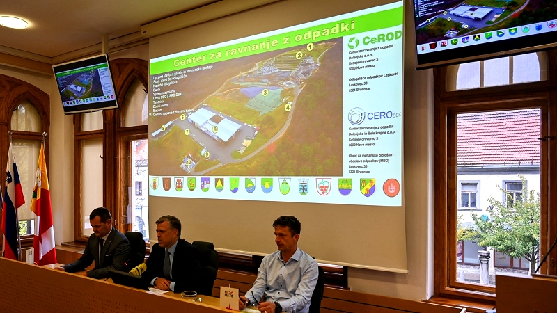 Na novinarski konferenci so župan  Gregor Macedoni, direktor podjetja CeROD Albin Kregar in direktor podjetja CERO-DBK Robert Novak 