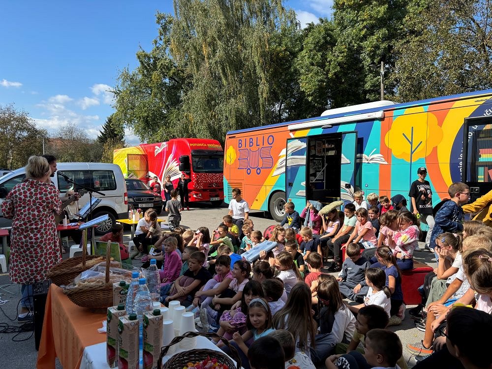 dva bibliobusa in otroci Bibliobusiranje – srečanje slovenskega in hrvaškega bibliobusa na Hrvaškem