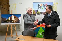 Pogodbo sta podpisala župan Gregor Macedoni in direktor gradbenega podjetja FA-ST, d. o. o. Slavko Strasbergar