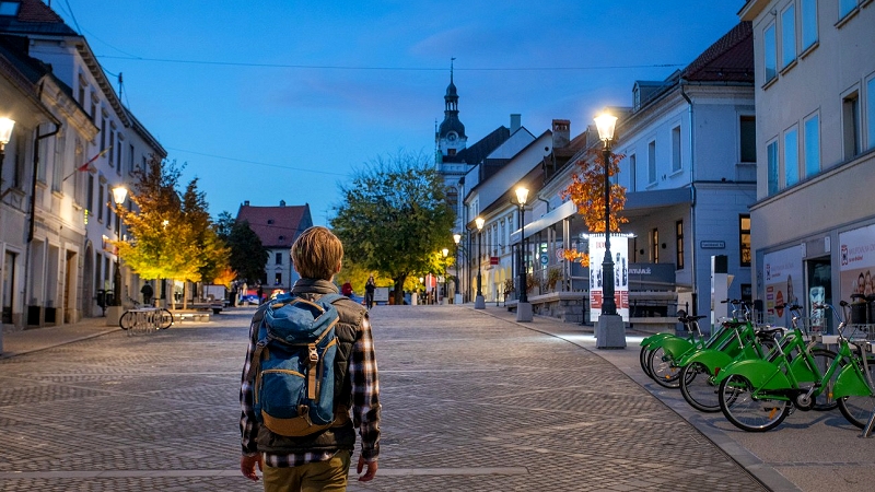 turist na Glavnem trgu Novo mesto sodi med 25 svetovnih destinacij, vrednih obiska v letošnjem letu 