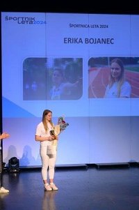 Športnica Erika Bojanec stoji na odru