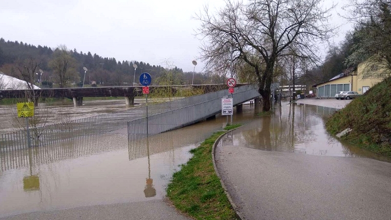  Loška brv zaradi poplavljanja Krke neprehodna