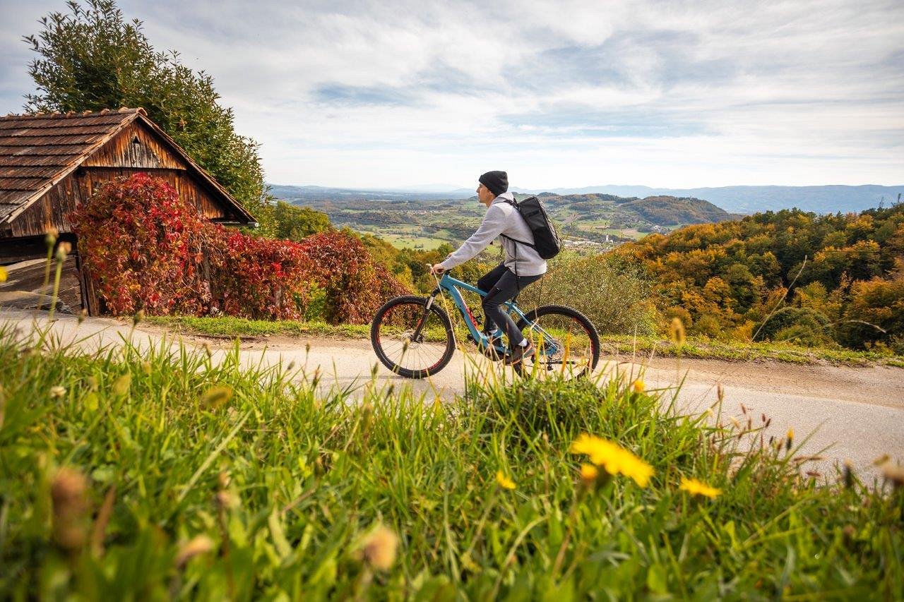 kolesar kolesari v naravi Nadaljujemo zeleno pot s priznanjem Slovenia Green