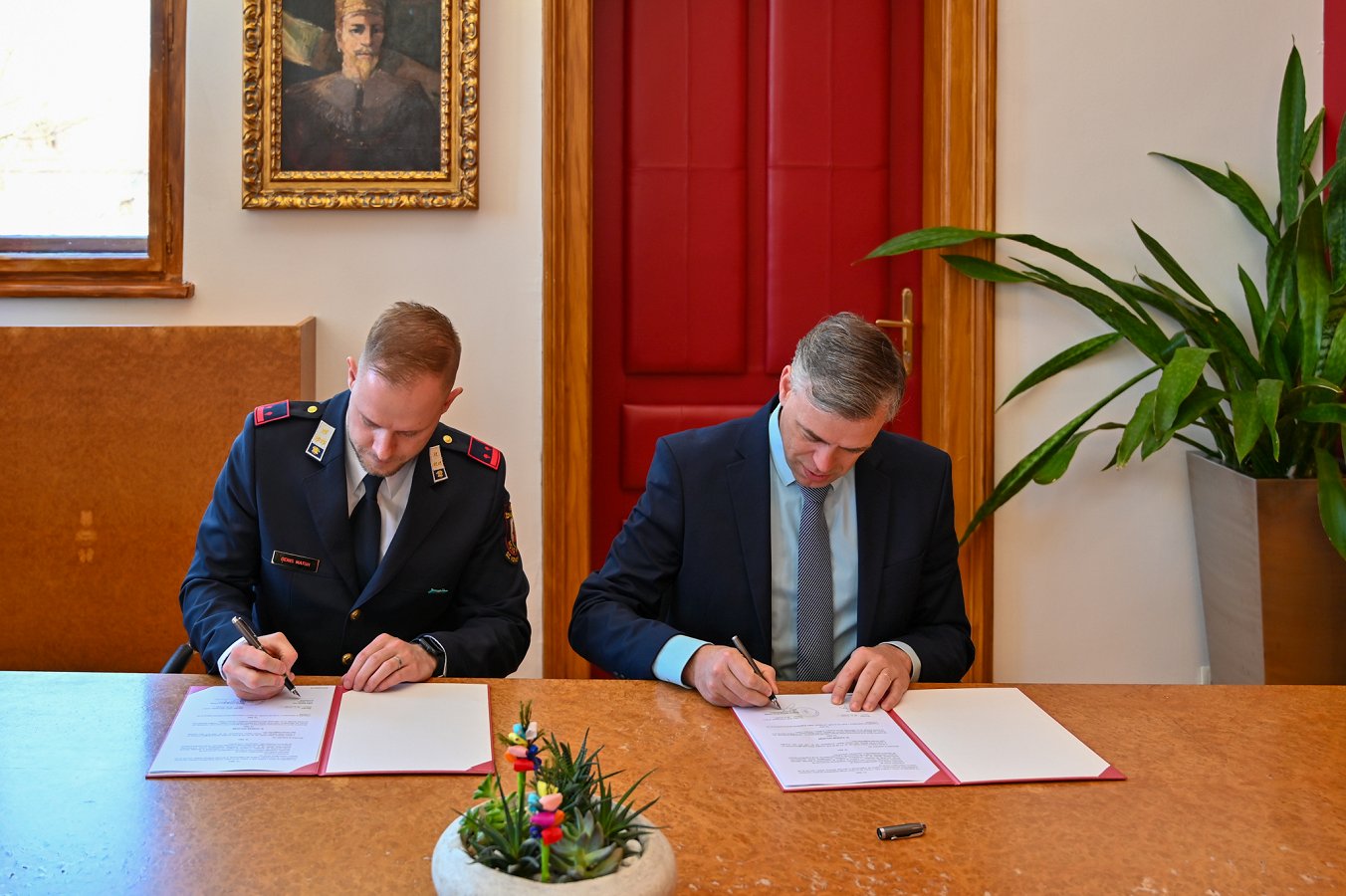 župan Gregor Macedoni in predstavnik PGD Ždinja vas podpisujeta pogodbo