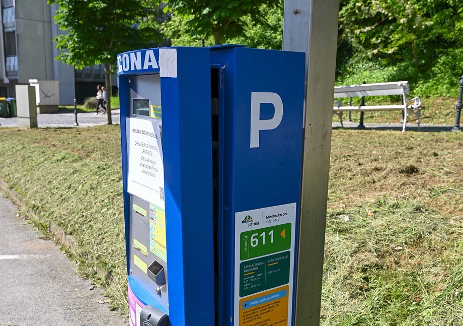 poskodovan parkomat Plačevanje parkirnine začasno možno le prek SMS-a in aplikacij