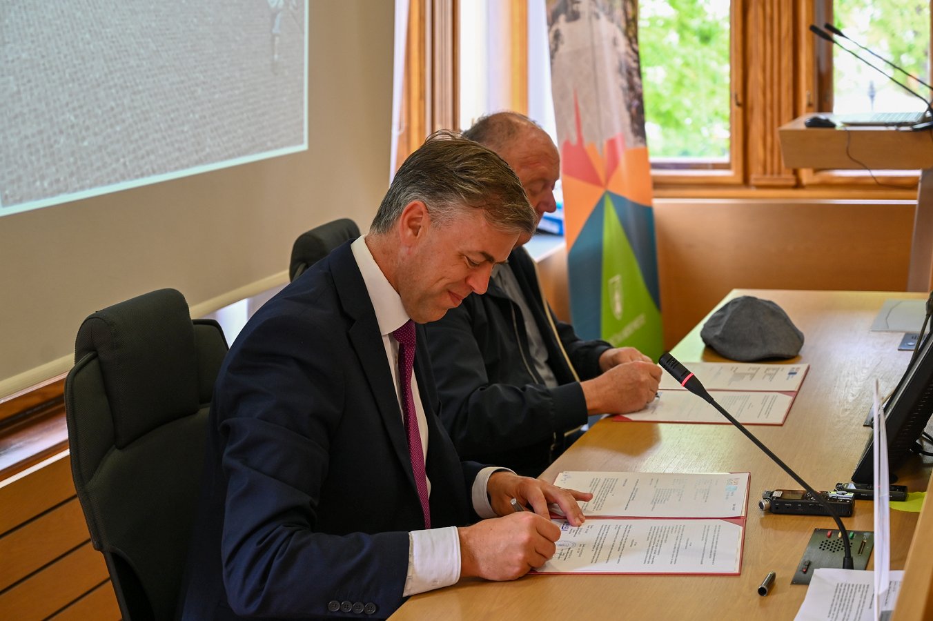 Župan Gregor Macedoni in direktor podjetja Malkom Marjan Skube podpisujeta pogodbo