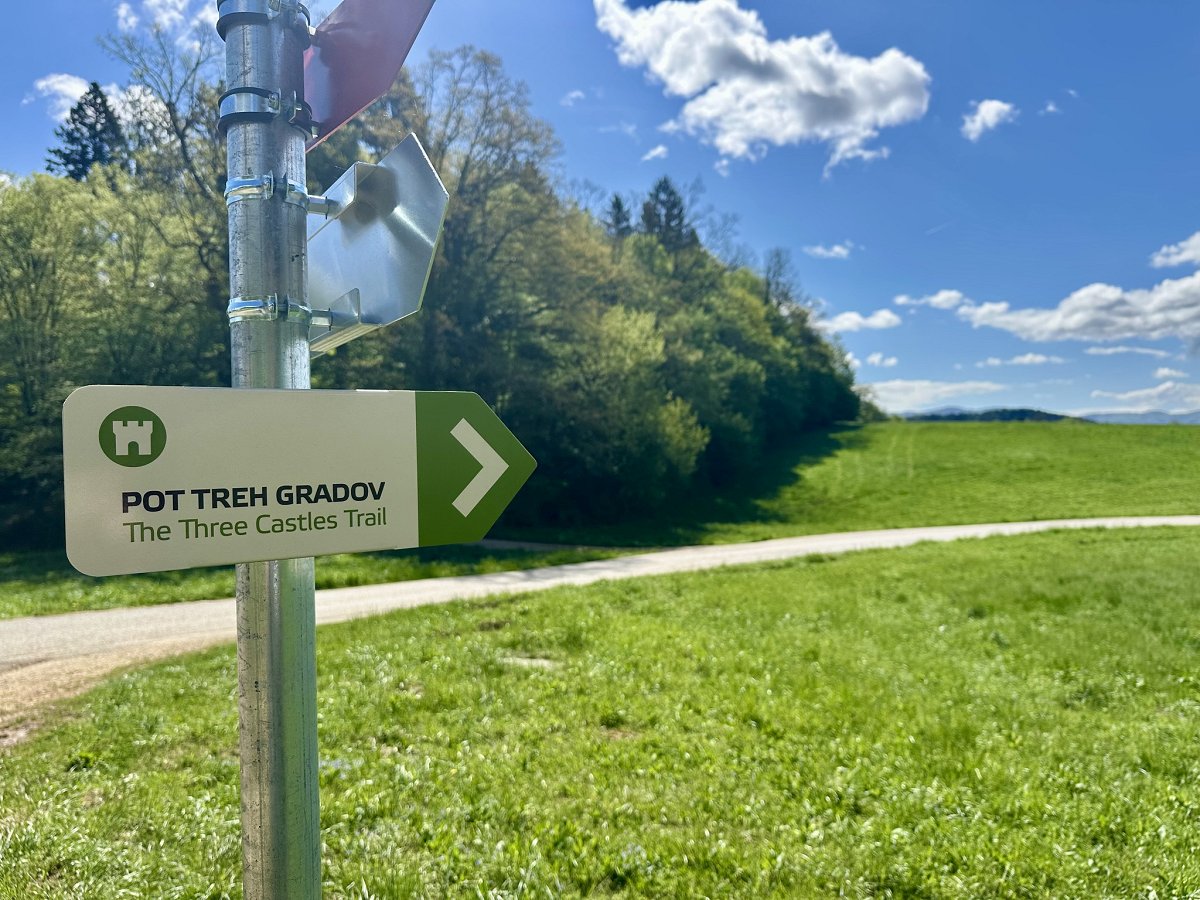 znak za pot treh gradov Otvoritev nove pohodniške poti: Pot treh gradov