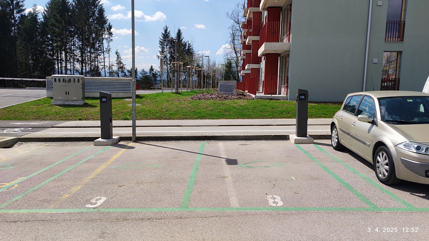 parkirišče z električno polnilnico Novi polnilni mesti za električna vozila v Podbrezniku