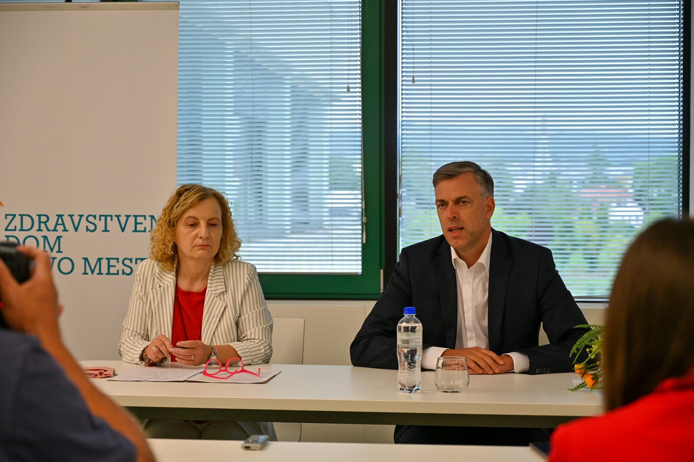 novinarska konferenca Za novomeške otroke je kljub kadrovskim težavam ustrezno poskrbljeno, potrebne so sistemske spremembe na državni ravni, politikantstvo je nevarno in škodljivo