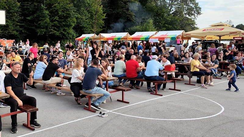 Veliko ljudi na dogodku Sosed vabi soseda že tretjič z dobrim namenom
