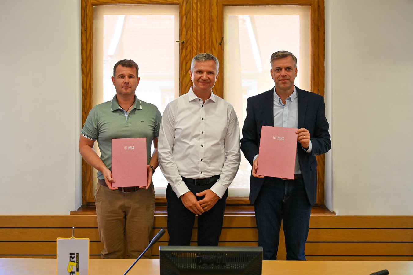 Podpis pogodbe Z izgradnjo pločnika med Zajčjim Vrhom in Dolžem do varnejše šolske poti