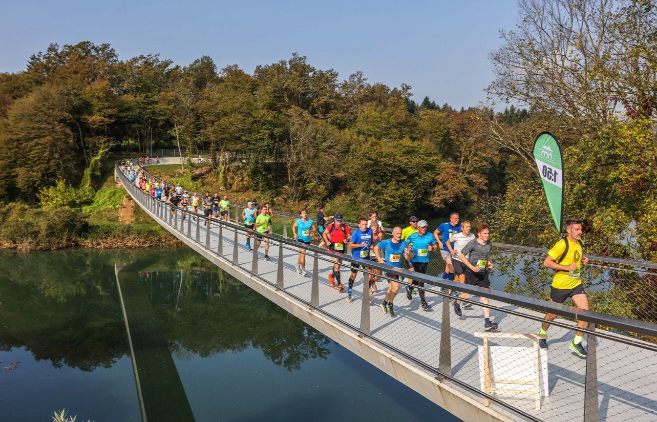 tekači tečejo po mostu Delne in popolne zapore cest zaradi prireditve  novomeški ½ maraton