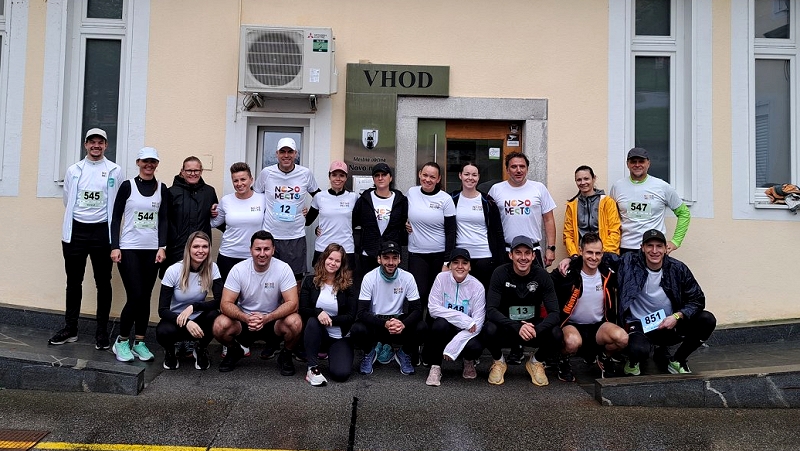 skupinska fotografija tekačev Ekipa novomeške občine sodelovala na 8. Novomeškem polmaratonu