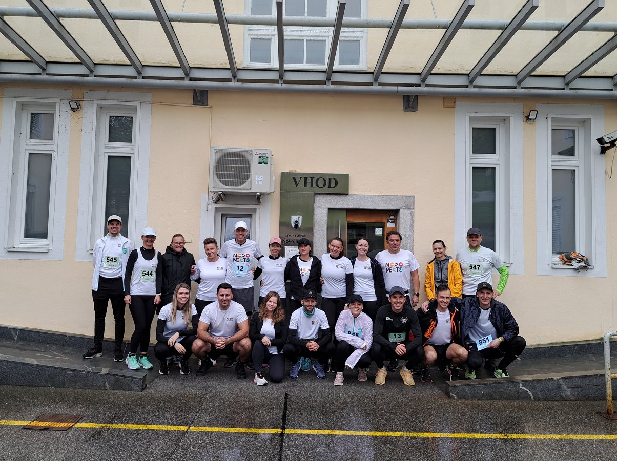 skupinska fotografija tekačev Ekipa novomeške občine sodelovala na 8. Novomeškem polmaratonu