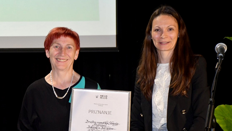 predsednica društva s priznanjem v roku, ob njej podžupanja Sara Tomšič 40 let dolenjske in belokranjske podružnice Društva revmatikov Slovenije