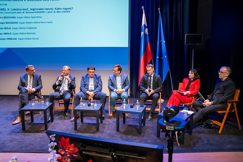 govorci na odru Lokalna samouprava je prostor zaupanja, sodelovanja in odgovornosti