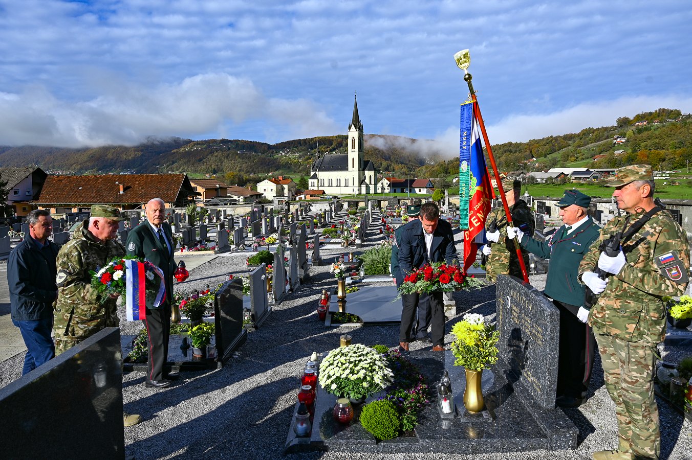 podžupan polaga cvetje na grob