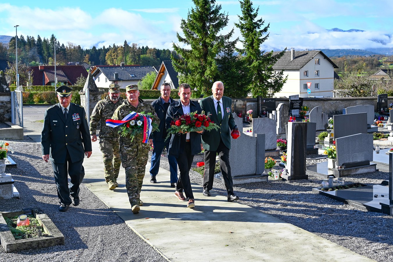 Podžupan v roki drži ikebano Podžupan v roki drži ikebano