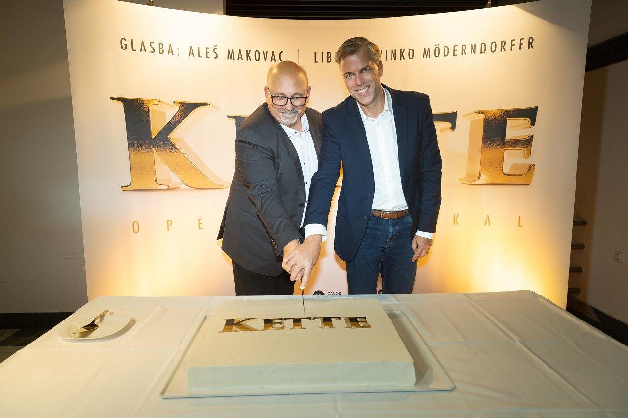 Aleš Makovac in Gregor Macedoni režeta torto