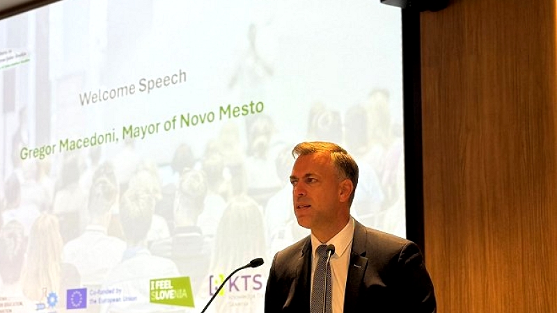 Župan ima govor za govorniškim pultom Mednarodna konferenca o prihodnosti dela