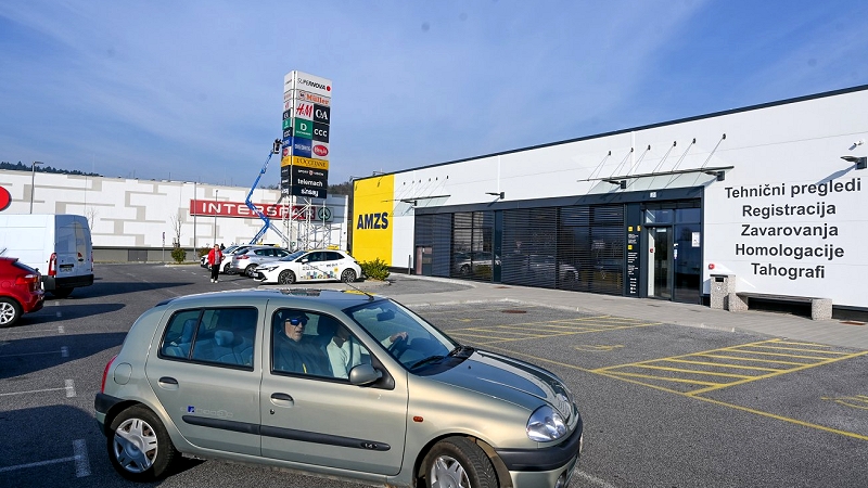 voznik z instruktorjem v avtomobilu  Starejši vozniki okrepili svoje znanje v vožnjah z inštruktorji