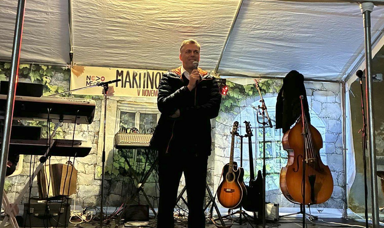 martinovanje-zupan na odru Martinovanje na Gradu Grm v znamenju tradicije in dobrega vzdušja