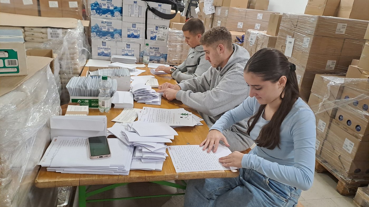 Prostovoljci pakirajo pisma za starejše Mladi bodo s pismi pozornosti razveselili več kot 4000 starejših