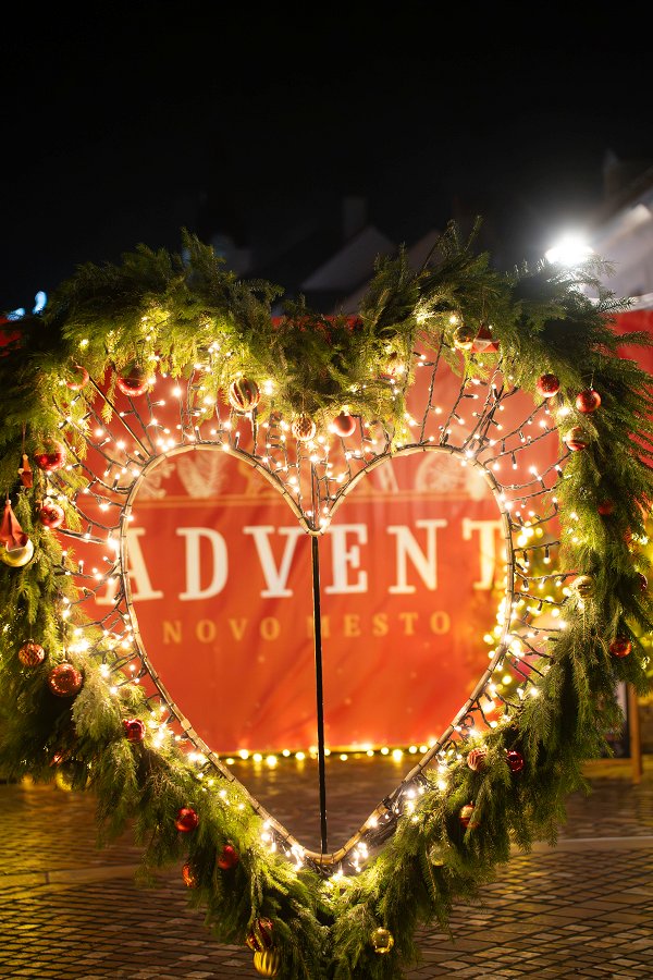 AdventNovoMesto2025-136 Novo mesto zasijalo v prazničnih lučkah