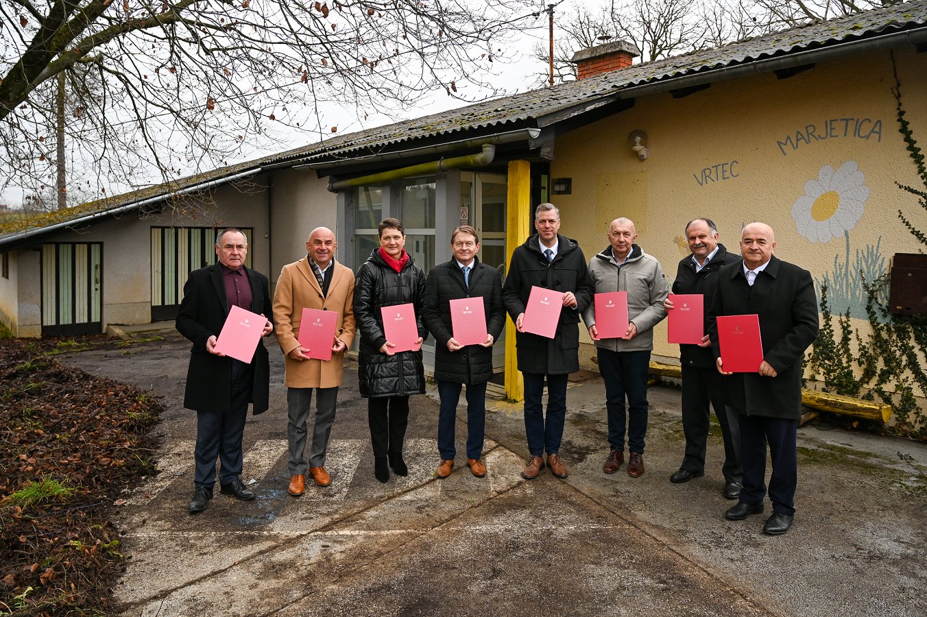 Podpisniki pred stavbo nekdanjega vrtca