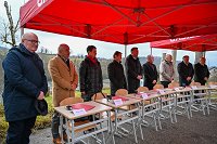 Pred podpisom, zraven Jani Kramar (društvo Hospic).jpg