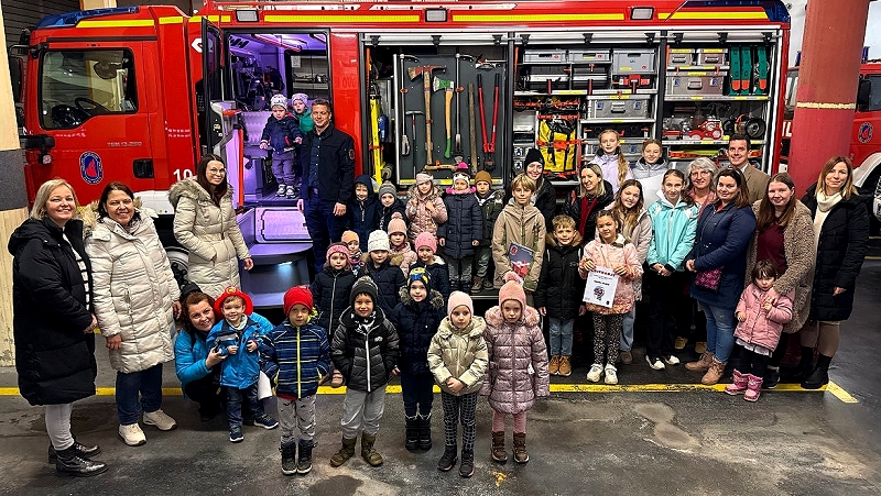 otroci na podelitvi priznanj in nagrad likovnega natečaja »Naša gasilska vozila«