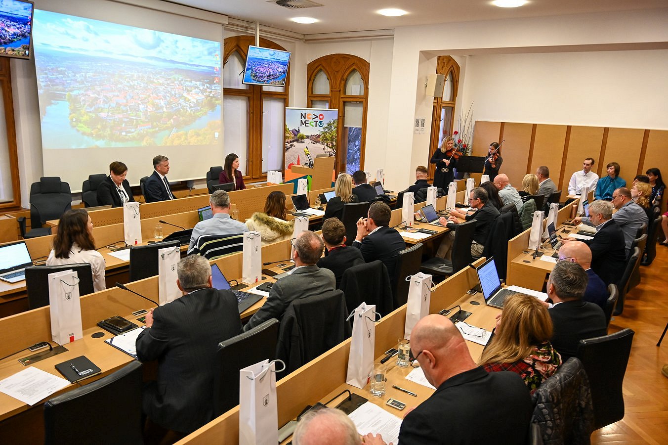 praznična seja občinskega sveta Občina podelila štipendije, nadaljnja podpora novomeški industriji