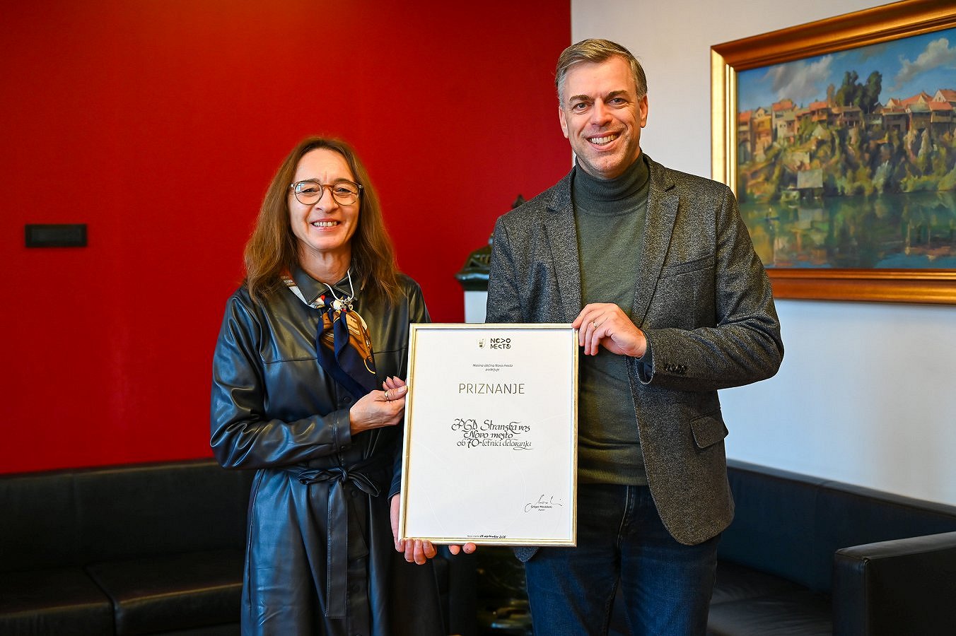 župan Gregor Macedoni podeljuje priznanje za 70 let delovanja PGD Stranska vas