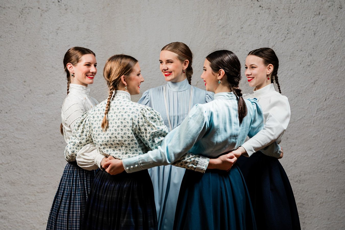 Kres_koledar1 Folklorno društvo Kres v jubilejno leto s slavnostnima koncertoma