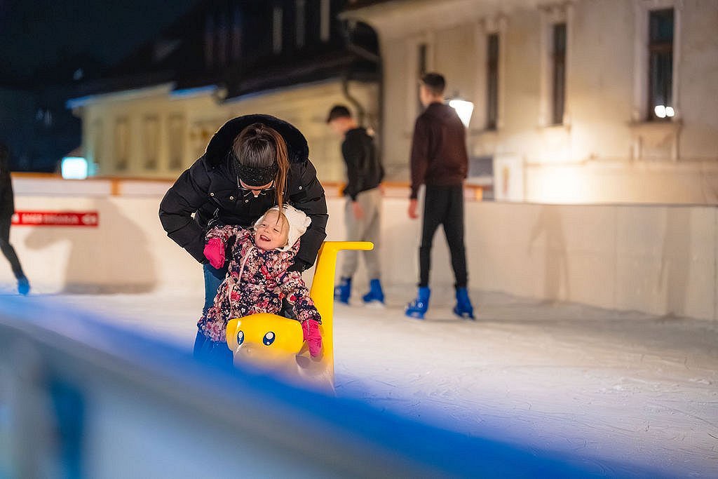 otrok na novomeškem drsališču Zimske radosti se nadaljujejo: drsališče obratuje do 18. januarja
