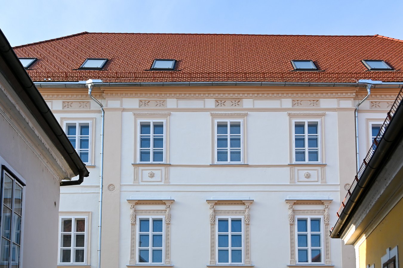 prenovljeno pročelje narodnega doma