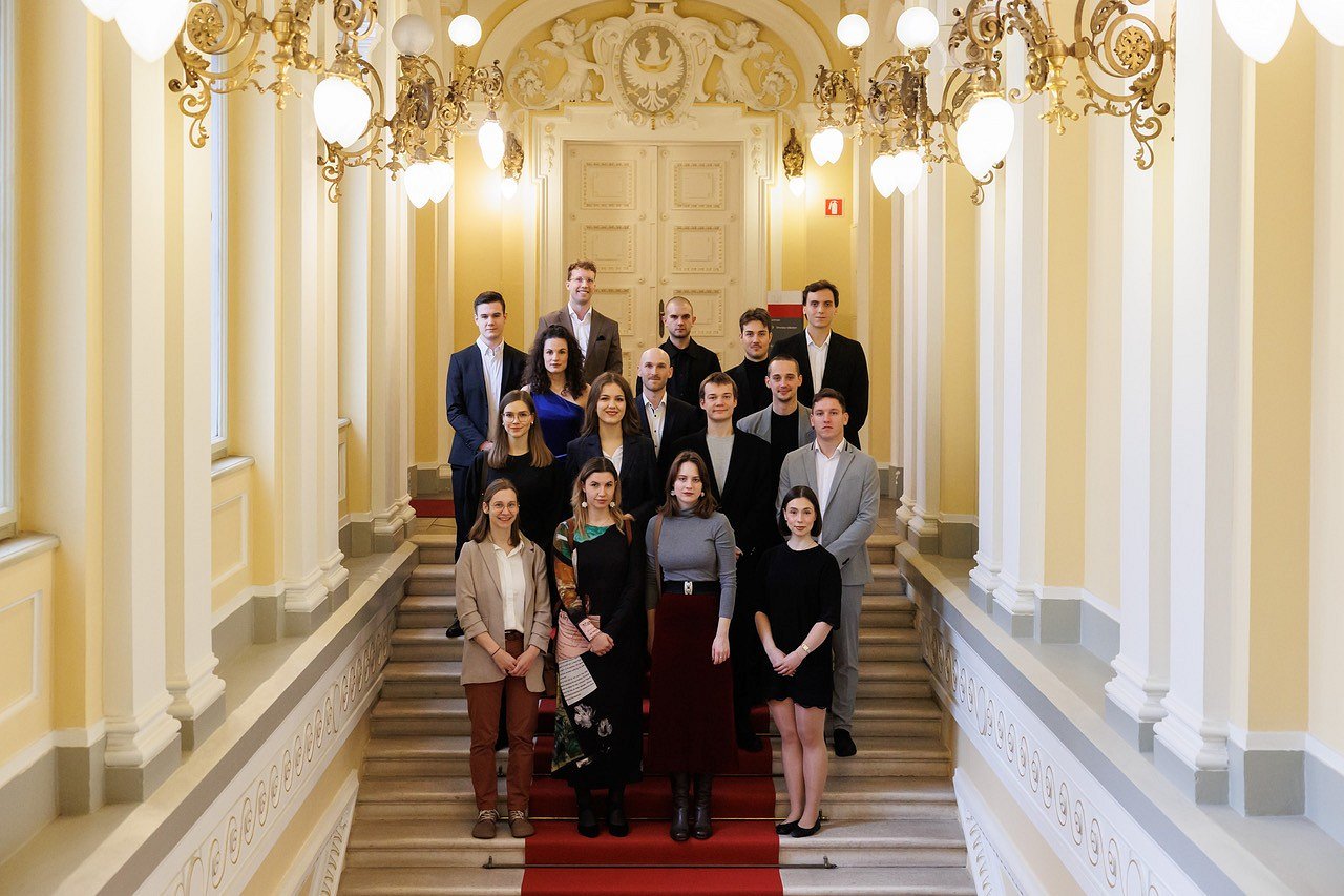 skupinska fotografija prešernovih nagrajencev 2026 Novomeščana Lea Košmrlj in Matevž Turk prejemnika Prešernove nagrade za študentke in študente