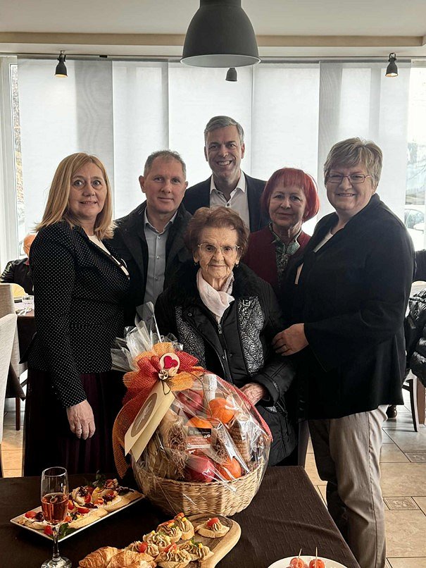 100-letnica_skupinska slika z županom, KS in OZRK aša občanka, gospa Emilija Perdec, praznovala častitljivih 100 let